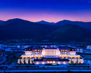 林芝悦皇冠度假酒店